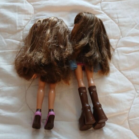 Bratz Dolls with Stylish Outfits - Picture 4 of 6